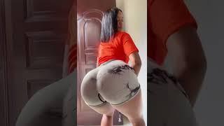 Mulher rebolando o rabo gostosa