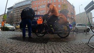 Kempinger 482. Klaus gegen ein E-Bike uffen Gehweg. Und. Fettiges warmes Abwasser uffen Hof