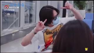 ブルースリーのTシャツを着た尹正(インジョン)皆さん、空港集合ですよ