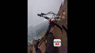 Homem quase caí em precipício após queda de bicicleta em uma trilha