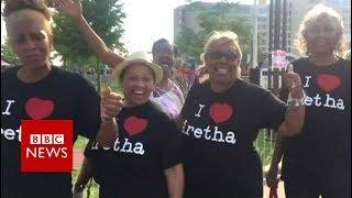 Aretha Franklin fans belt out 'Respect'- BBC News