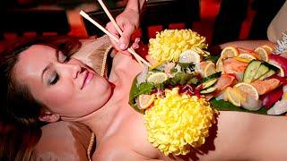 You have Never Seen Anyone Eating Food Like This in the Restaurant