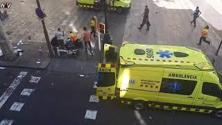 Van crashes into crowd in Barcelona | Busje rijdt in op voetgangers Barcelona