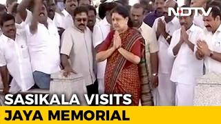 Sasikala Pays Tribute To Jayalalithaa Before Heading To Bengaluru