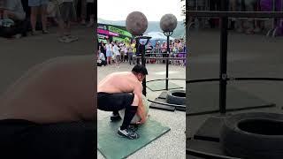 Chỉ mất 1 phút để nâng 4 quả cầu đá nặng 120kg