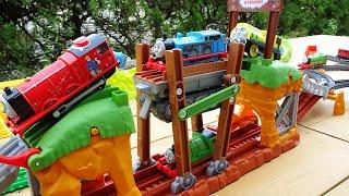 Thomas & Friends  Walking Train & Trackmaster Turbo Jungle Course