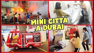  Alyssa e Daniel lavorano in una città in miniatura a Dubai (Kidzania)