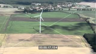 Windrad- auf einem Feld in Sydower Fließ im Bundesland Brandenburg