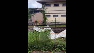 Maltempo, la copertura di un edificio si stacca e invade la ferrovia Laveno - Milano