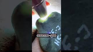 一刀切开摊主不卖了 #缅甸玉 #翡翠 #翡翠手鐲 #crystals #古玉收藏 #珠宝 #jade #玉佩 #翡翠手镯 #jewelry