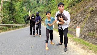 Dat helps a kind man escape from the hands of a bad guy while being chased.
