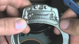 Handcuff - Getting out of handcuffs whitout a key