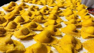 Pasta fresca fatta in casa.pasta all’uovo.Cappelletti romagnoli