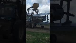 Загрузка удобрения в самолёт