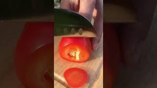 Нарезка сладкого перца острым ножом. Slicing sweet peppers with a sharp knife.
