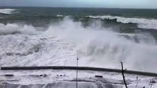 Olas rompen a más de 20 metros de altura. San Sebastián-Donosti