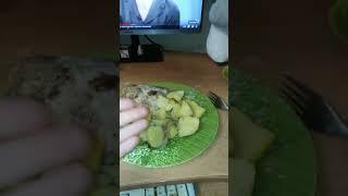 Кнутсон и его перекус.