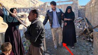 Hadi's leg was injured for protecting Balqis from Abu al-Qasim