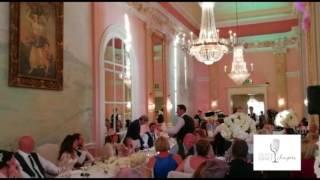 Enchanting Surprise: Singing Waiter Mesmerizes with "Can't Take My Eyes Off You!"