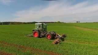 Bio Wintergetreide hacken mit Eigenbauhacke und Fendt GT auf dem kleinen Bauernhof in Franken