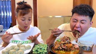 我们出门时把肘子放锅里的，他给端出来了，还以为他吃完了呢#eating show#eating challenge#husband and wife eating food#eating