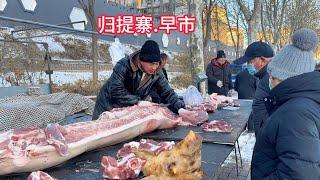 Even heavy snow can't stop so many customers from buying pork.