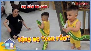 Cu Phin biết mẹ Quỳnh sợ rắn nên mua rắn tặng mẹ, "bị liệu" nên ba Dương Lâm kêu chạy lại hù là chạy