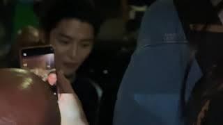 김석우 Rowoon signs autographs at Bottega Veneta SS25 show. #rowoon #bottegavenetass25 #김석우 (slow-mo)