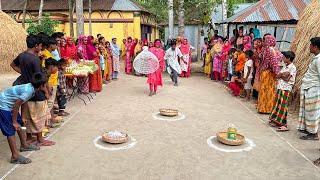 চোখ বেধে পলো দিয়ে কোরবানি ঈদের প্রয়োজনীয় উপহার জিতে সবাই আনন্দে মেতে উঠলো। নতুন গ্রামে আজব খেলা