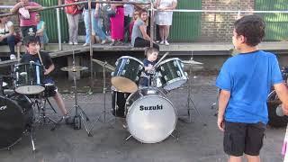 joven toca la  bateria