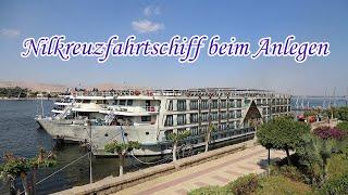 Nilkreuzfahrtschiff beim Anlegen