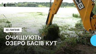 У Рівному почали очищати водорості, які вкрили озеро Басів Кут