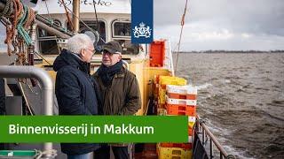 Binnenvisserij in Makkum | Minister Adema vaart mee