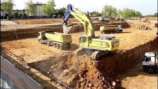 Liebherr R976 loading trucks