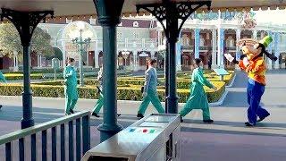 Goofy leads the casts and collides with a trash! (Tokyo Disneyland)