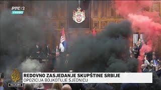 Dimne bombe u Skupšini Srbije: Razvijen transparent 'Srbija ustaje da režim padne'