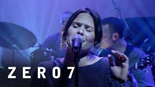 Zero 7 Feat. Sophie Barker - In The Waiting Line (Later... with Jools Holland, 19 October 2001)