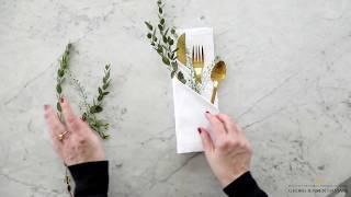 Simple and elegant napkin foldning