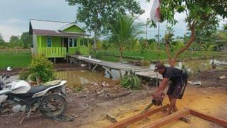 KESERUAN KAMI DI KAMPUNG TRASMIGRASI MEPERBAIKI KAMAR MANDI RUMAH PAK SUDIWANI