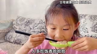 宝妈煮了四包螺蛳粉，三个女儿分分钟秒完，老三一句话，引发笑点