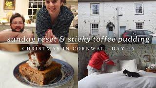 Sunday Reset, putting up the Christmas lights & baking sticky toffee pudding  vlogmas day 16