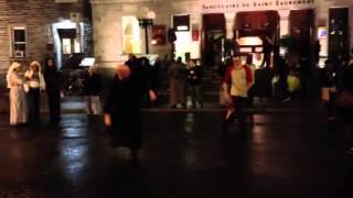 Un prêtre qui dance à Montréal.