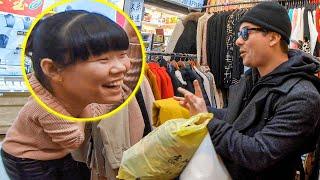 White Guy Bargains for Clothes in Fluent Mandarin, Amazes Market