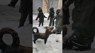 маленькие люди вокруг "большого" человека