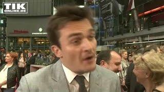 Rupert Friend überrascht mit Deutsch-Kenntnissen