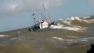 VOCÊ TEM CORAGEM? ENTÃO VEJA O QUE PASSA UM PESCADOR NO MAR