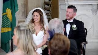 Irish Wedding couple enjoy haunting version of Raglan Road in Dublin City Hall. Wedding Singer Éire