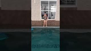 Manu na piscina 