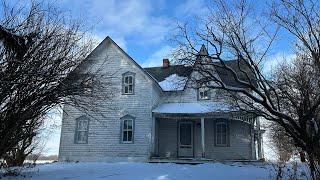 ABANDONED time capsule house Frozen in time! (Everything left behind!)