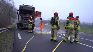 Uitgeest: vrachtwagen door brand verwoest op N203.